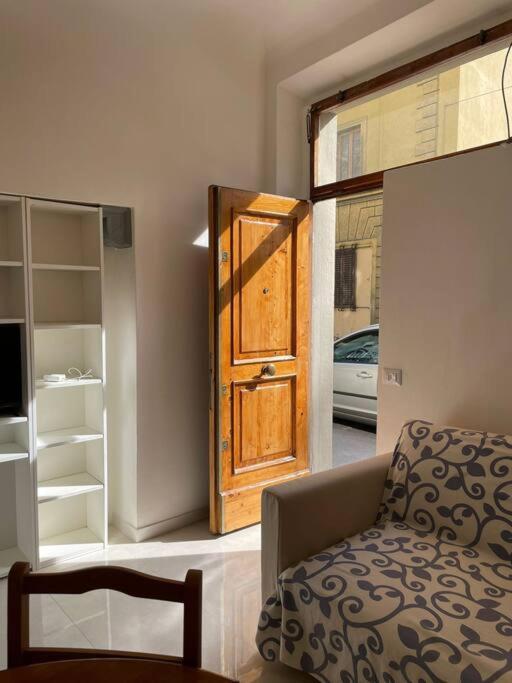 Bellaflo: Small In The Center Of * Florencia